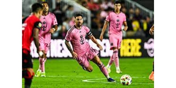 Pallon poimiminen maassa makaavan vastustajan ohi sai vaihtelevia arvosteluja.